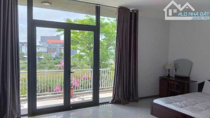 Cho thuê nhà 3 tầng biệt thự Hoà Xuân. Dt 150m2 ngang 8m view sông mát mẻ ở tốt - 4