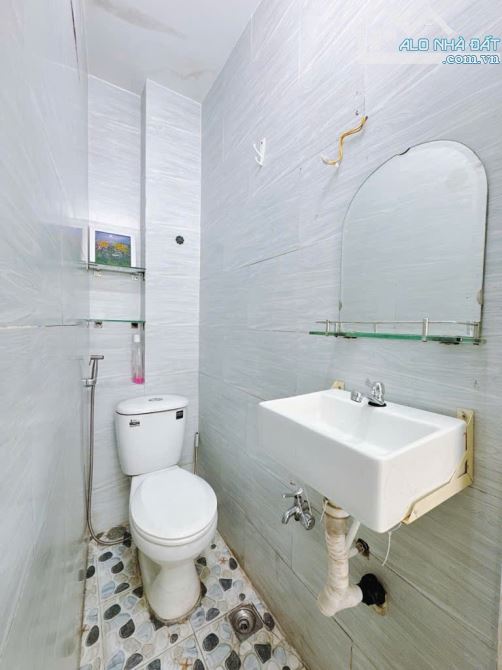 Bán nhà 3 tầng có Sân Thượng, 2pn 3wc, Tôn Đản Q4, giá 2.6 tỷ - 4