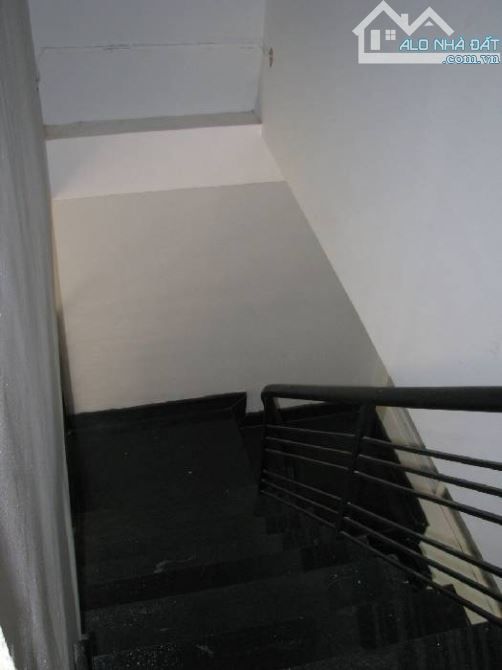 Nhà đẹp 3 tầng vào ở ngay - hẻm 8m 31m2 giá chỉ 4,2tỷ - 4