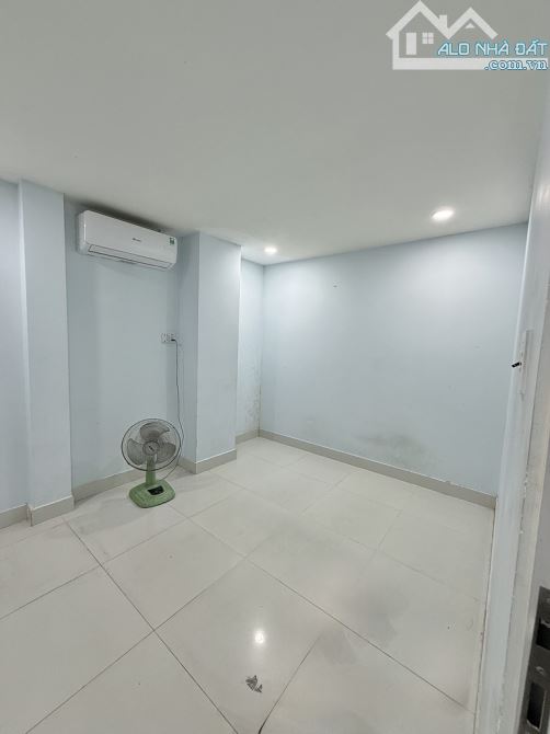 Bán CHDV gần Đh Văn Lang, [5 tầng, 81m2, 4.1x16, 9 phòng, 286m2 sàn], dòng tiền 4%/năm - 5