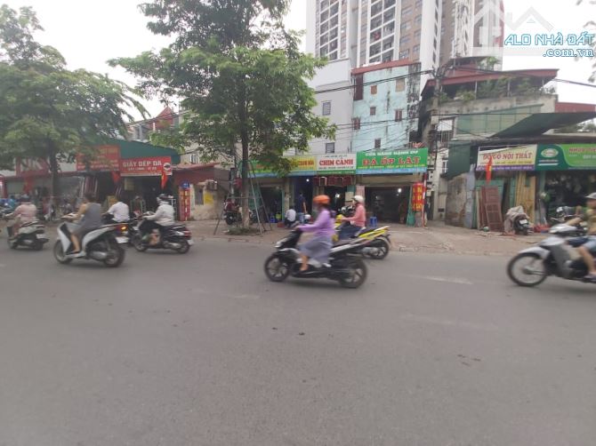 Bán lô đất mặt đường Kim Giang DT 600m2, MT 30m, Giá 180 tỷ