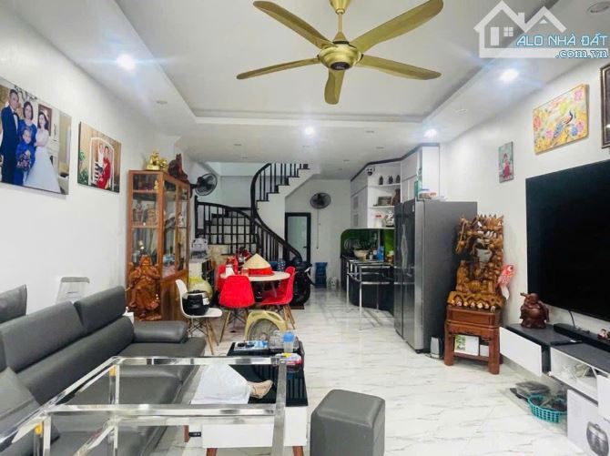 BÁN NHÀ HOT 42m² | 4 TẦNG, 4 PN – VĨNH PHÚC, BA ĐÌNH – SỔ ĐỎ CHÍNH CHỦ