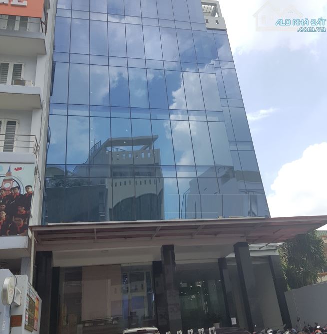 Bán Tòa Văn Phòng Mặt Phố Nghi Tàm, Tây Hồ DT 700m2, 11T, MT 30m. Giá Cực Rẻ