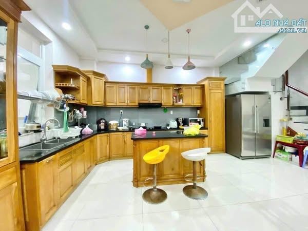 Nhà hẻm xe hơi 8m đường 3/2, P.11, Q.10, DT: 4.4x8m, 4 tầng, chỉ hơn 7 tỷ
