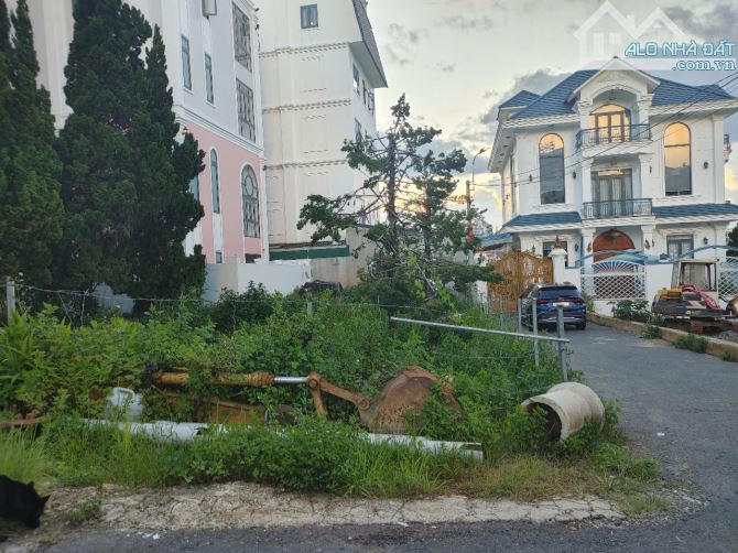 Bán đất 2 mặt tiền khu biệt thự Tô Hiến Thành -  p3 TP Đà Lạt. - 320m2 - Gía 21 tỷ