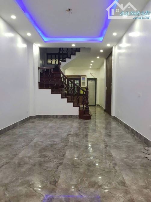 Cho thuê nhà MỚI 50m2*4T, 5 ngủ 15tr/th, ngõ 165 Dương Quảng Hàm, Cầu Giấy