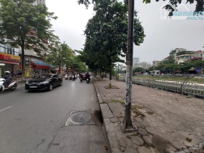 Bán lô đất mặt đường Kim Giang DT 600m2, MT 30m, Giá 180 tỷ - 2