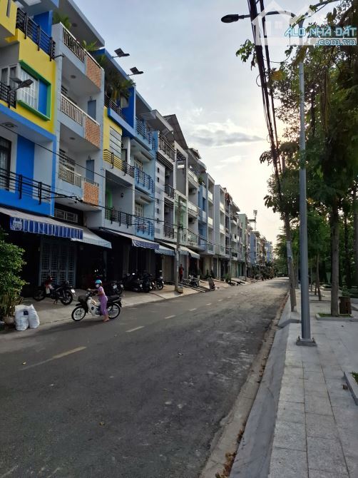 Bán nhà mặt tiền đường 54 p.10 Quận 6 View Vườn Hoa giá 13 tỷ - 2