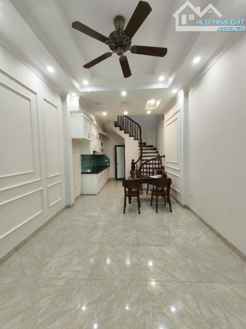 NHÀ ĐẸP TRUNG TÂM QUẬN LB- NGỌC LÂM- SẴN Ở - 3 BƯỚC MẶT Ô TÔ TRÁNH - KINH DOANH. - 2