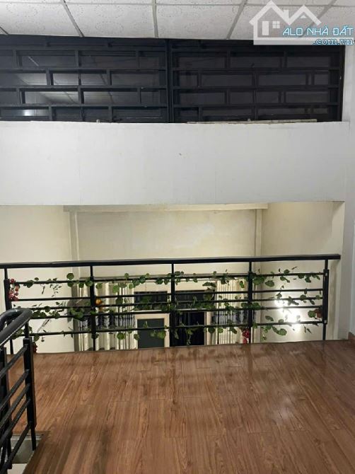PHẠM THẾ HIỂN - 2 MẶT TIỀN HÌNH L - 2 LẦU - HXH - DT :81m2 ( 3,8/8.5M X 18M)- CHỈ 5.55 TỶ - 2