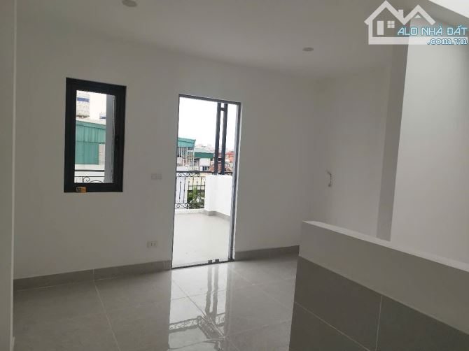 BÁN NHÀ PHỐ PHÚC LỢI LONG BIÊN 5 tỷ, 44m, 5 tầng , SÁT PHỐ, Ô TÔ, DÒNG TIỀN 15 TRIỆU /1 T - 4