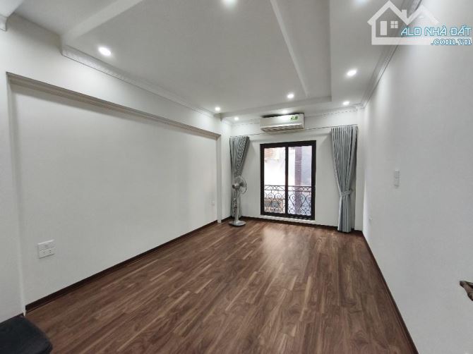 NHÀ ĐẸP TRUNG TÂM QUẬN LB- NGỌC LÂM- SẴN Ở - 3 BƯỚC MẶT Ô TÔ TRÁNH - KINH DOANH. - 5