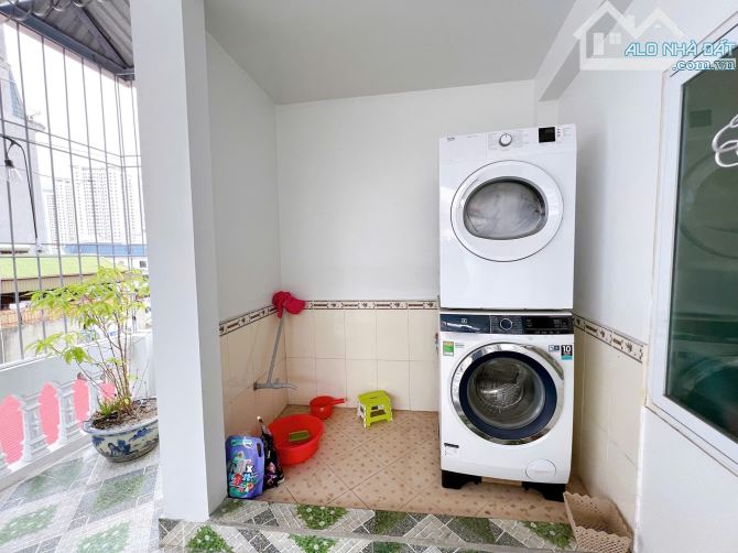 PHẠM VĂN ĐỒNG CẠNH BỘ CÔNG AN LÔ GÓC MẶT NGÕ THẲNG 30m RA PHỐ 38m MT 5.5m 7.3 Tỷ - 6