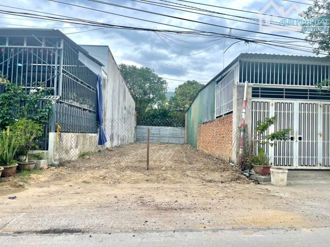 Bán lô đất mặt tiền đường Thái Thông xã Vĩnh Trung. Giá 2 tỷ 2