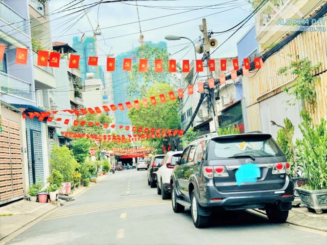 Đường Nguyễn Thị Thập - hẻm 2 oto tránh nhau - Nhà 3 tầng ngang lớn 5.3m - Chỉ: 8.6 TỶ.