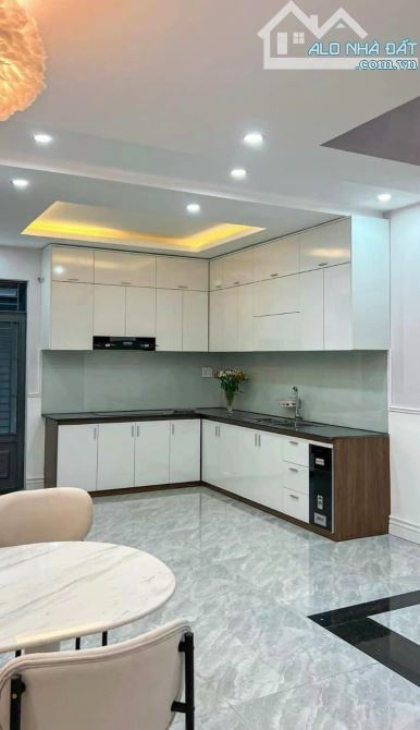 Mua ngay nhà Cao Thắng, Quận 3, 50m2 nhỉnh 3 tỷ 250, có HĐ thuê, SHR