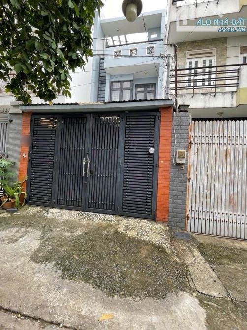 Bán nhà 3 tầng, 4,2m x 21m, tặng nội thất, hẻm xe hơi, gần nhà ga T3, phường 15, Tân Bình