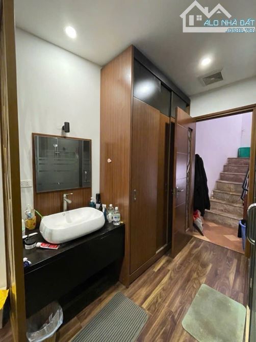 Hàng hiếm tại Huỳnh Thúc Kháng, 5 tầng khung cột bê tông, ô tô đỗ cửa 7,1 tỷ