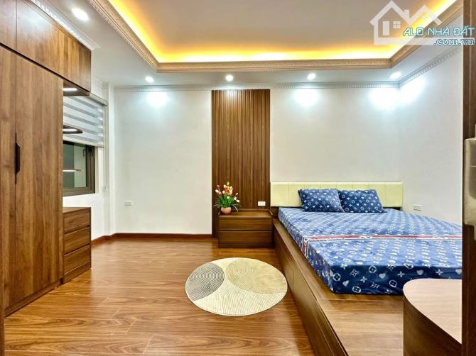 Nhà đẹp sang trọng, full nội thất, oto đỗ cửa, ngõ 68 Cầu Giấy, 6 tầng,sổ 35m2. Giá 7.9 tỷ - 2