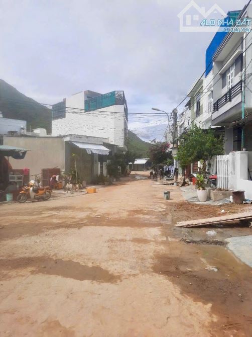 HÒN XỆN, VĨNH HÒA, NHA TRANG 	•	Diện tích: 64,8m² (ngang 4,8m) - 2