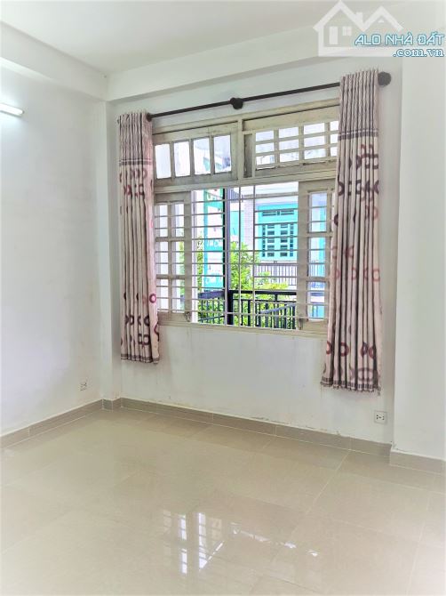PHÒNG RỘNG RÃI - THOÁNG MÁT - máy giặt, khóa van tay,.. ngay UFM, FPT giá chỉ 3tr3