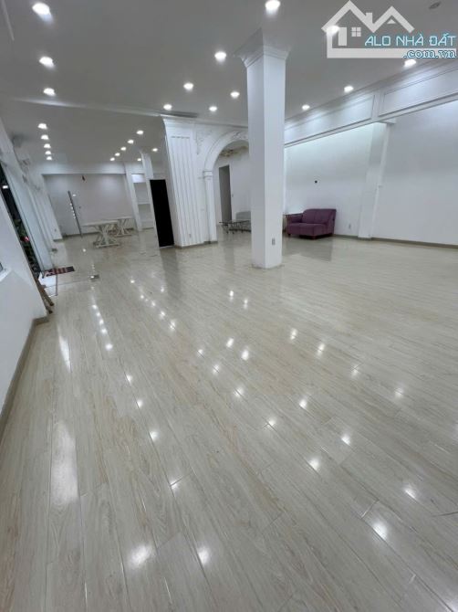 Cho thuê mặt tiền Nguyễn Bình Khiêm, Q1. DT 10 x 50, giá 240 tr