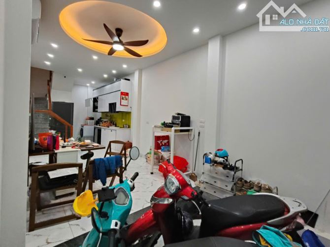 Bán nhà Kim Giang 48m2 5 tầng ô tô đỗ cửa 7.3 Tỷ