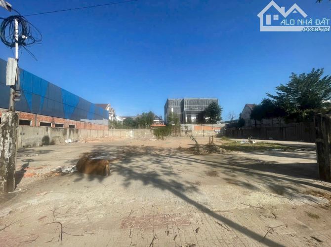 Cho thuê mặt bằng trốn 1.680m2 đất full ODT Mặt tiền Nguyễn Văn Cừ khu biệt thự Cồn Khường