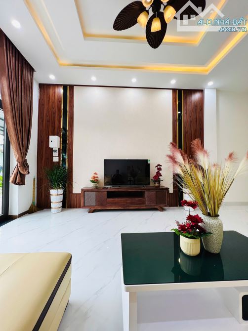 Bán nhà 3 tầng mới số đẹp mt Hòa Minh 3, Cách biển 100m, Q Liên Chiểu, 72m2,  5 tỷ 79 tl