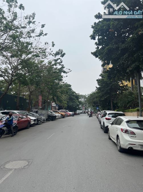 BÁN ĐẤT TẶNG NHÀ PHỐ HOÀNG CẦU QUẬN ĐỐNG ĐA - NGÕ Ô TÔ RA VÀO - 75M CHÀO GIÁ 22 TỶ .