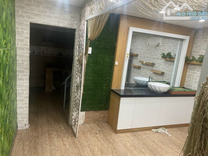 Mặt tiền Bùi Quang Là, khu kinh doanh khủng hoảng nhất gần Emart