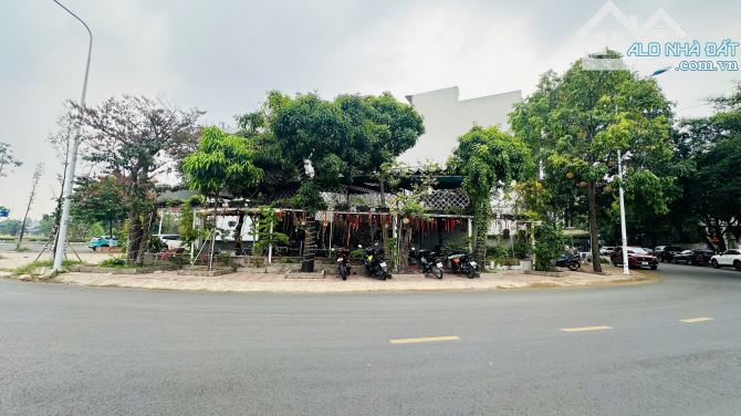 Lô góc 2 mặt tiền kinh doanh khu Big C Go, 211m ngang 16,8m full thổ cư, 2192 Dĩ An