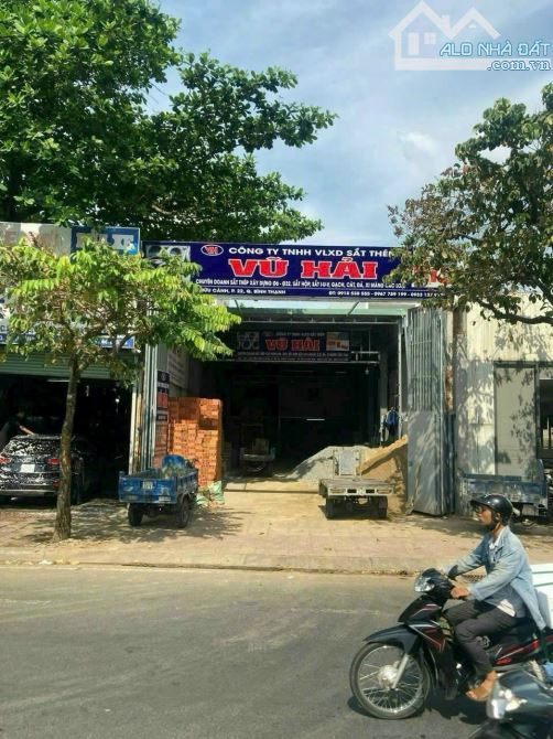 Nhà nát mặt 2 mặt tiền số 33 Nguyễn Hữu Cảnh. DT: 7.5*30m, NH 9.1m. Chỉ: 80 tỷ