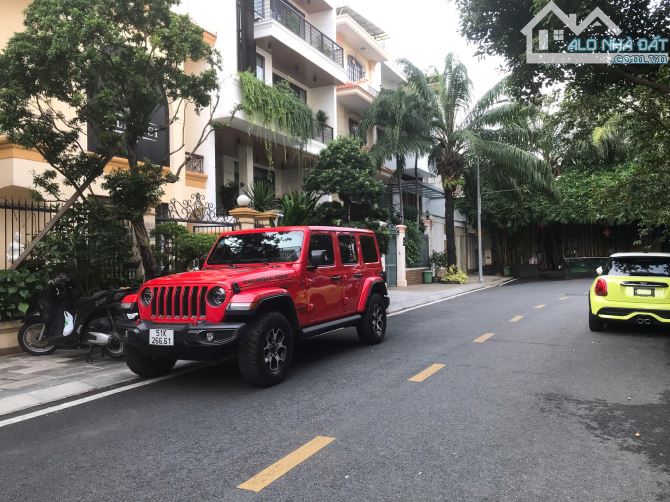 Bán nhà khu BT biệt lập có cổng bảo vệ đường Nguyễn Trọng Tuyển, DT: 5x 20m, Giá chỉ 27 tỷ