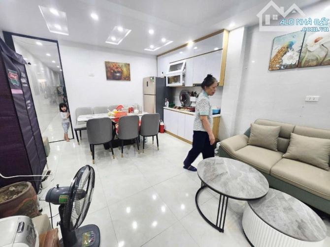 Cần bán căn nhà tập thể Trần Quốc Hoàn, tầng 1, nhỉnh 4 tỷ, trung tâm Quận Cầu giấy