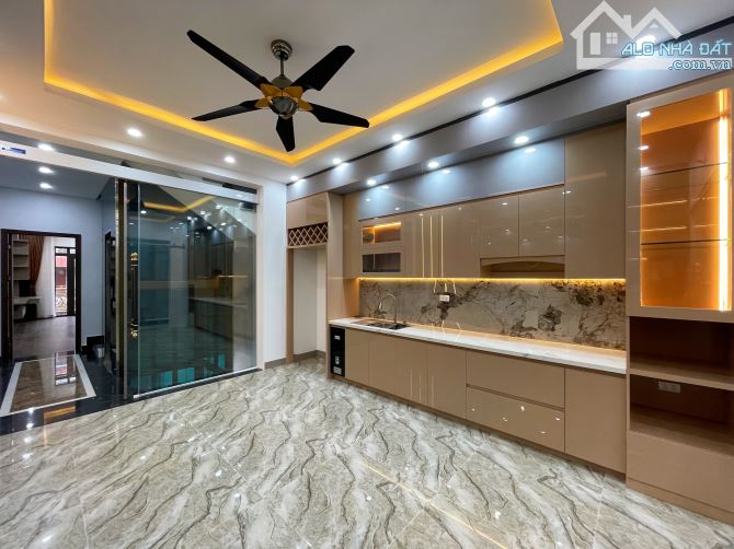 Nhà 5 tầng thang máy tuyến 2 Văn Cao - 80m2 - Điểm kinh doanh tốt - 2