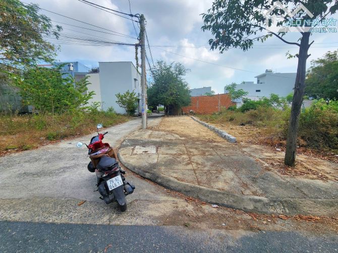 Bán lô góc đường 16m tái định cư Đất Lành - 2