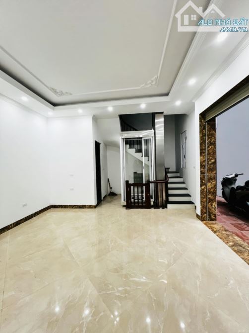 PHÂN LÔ Ô TÔ ĐỖ CỬA ,HÀNG XÓM PACK CTY HÀ ĐÔNG - 5 TẦNG - LÔ GÓC - THANG MÁY NHẬP KHẨU - 2