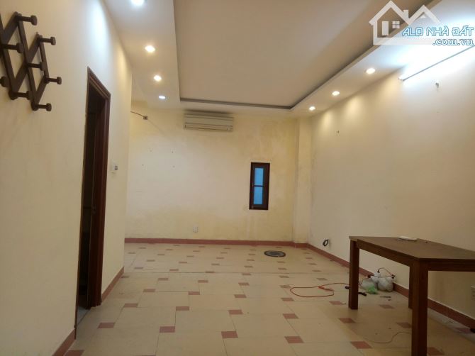 Nhà Cho Thuê 2 tầng mặt tiền GẦN LÊ DUẨN  - 25 tr/th - 2