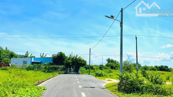 Bán Lô Đất Mt Nhựa -TT Đất Đỏ - Đất Đỏ - BRVT Diện tích : 370m2(10x37) 120tc Vị Trí: ngay - 4