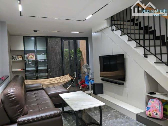 cần bán nhà 4 tầng, nội thất vip chỉ  5 TỶ ngay Lê Văn Việt - 5