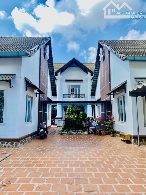 Biệt thự Tân cổ điển - Mặt tiền gần Lê Văn Việt - Giá 40 Triệu/m2 - Quận 9 - 9