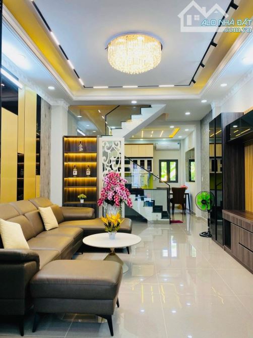 Bán nhà giáp Quận 7- Dương Cát Lợi - Ô tô vào nhà - 60m2, 3 tầng, 4PN, 5WC - Nhỉnh 6.x tỷ