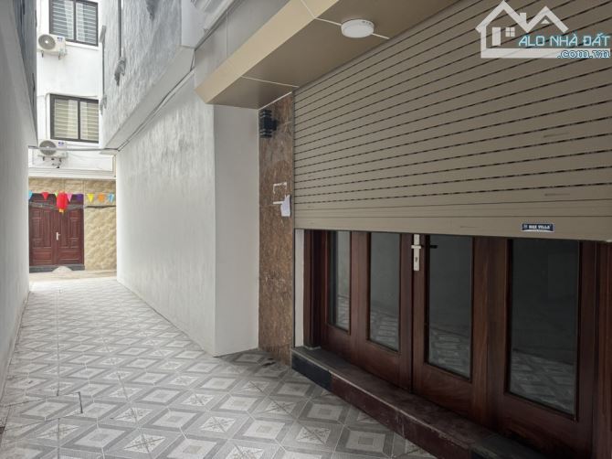 Hơn 4 Tỷ Liên Mạc -Bắc Từ Liêm-5 Tầng Mới Cứng DT 32m .5m Ra Ô Tô Tránh .Hơn 4 Tỷ