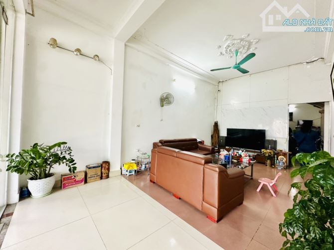 BÁN NHÀ 4TẦNG CỔ BI GIA LÂM MẶT TIỀN KINH DOANH, GẦN TRƯỜNG CHỢ, ỦY BAN, 60m2 nhỉnh 19tr,