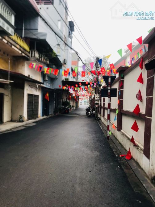 CHỦ NHIỆT BÁN 70m2 ĐẤT VIỆT HÙNG Ô TÔ ĐỖ CỬA, NẰM NGAY SÁT BÌA LÀNG VỊ TRÍ CỰC ĐẸP.