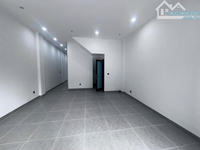 Cho thuê căn liền kề Lý Sơn Ngọc Thụy 70m2 6 tầng 8 phòng ngủ có thang máy giá 23tr/tháng.