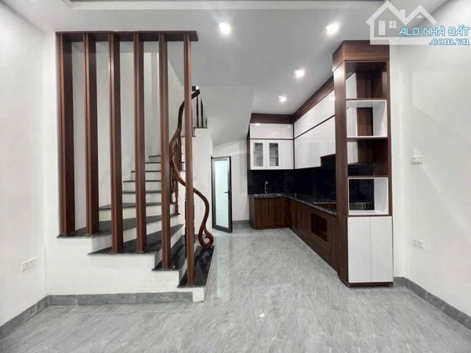 NGỌC THUỴ, NHÀ XÂY MỚI 5 TẦNG, DT 33M , Ô TÔ CẠNH NHÀ, 50M RA MẶT PHỐ - BẠT NGÀN TIỆN ÍCH