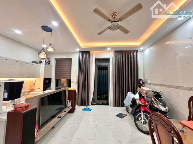 cần bán nhà 4 tầng, nội thất đẹp, đường số Đỗ Xuân Hợp, Phước Long B Quận 9