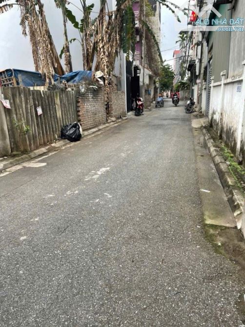 BÁN ĐẤT GIANG BIÊN 60M2, MT 4.8M, NGÕ THÔNG, Ô TÔ VÀO ĐẤT, 4.8 TỶ.